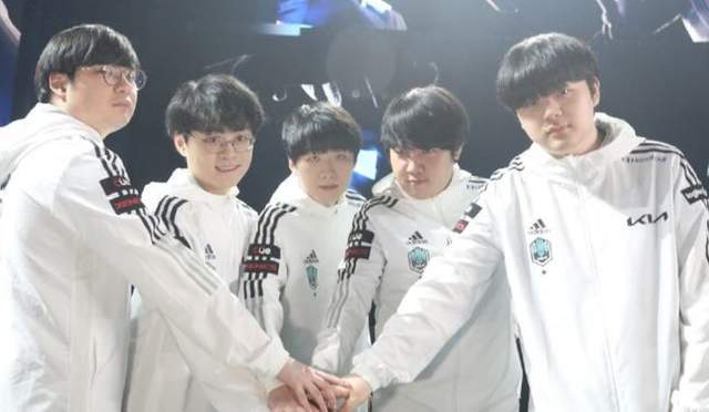 记者：申花将给球员放短假，12月2日重新集中备战广岛三箭