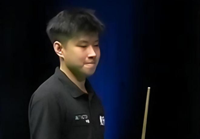 17岁天才卡尔展现极强潜力，德甲首秀表现亮眼，凭借出色技术和风格成为焦点。