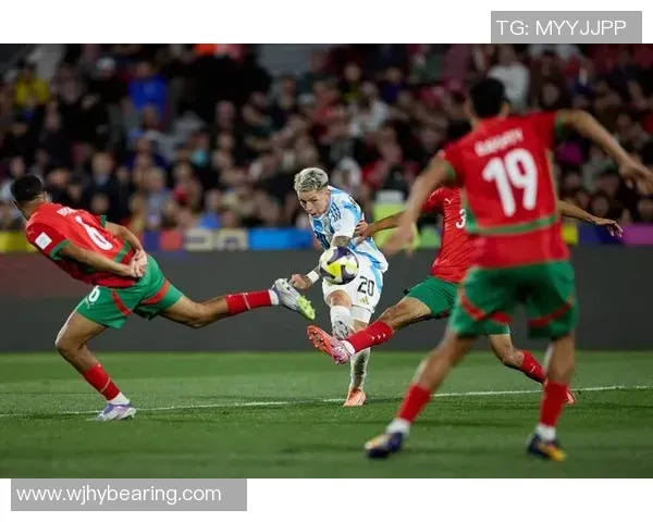 中甲冠军辽宁铁人队在沈阳故宫拍全家福：致敬历史，开启未来